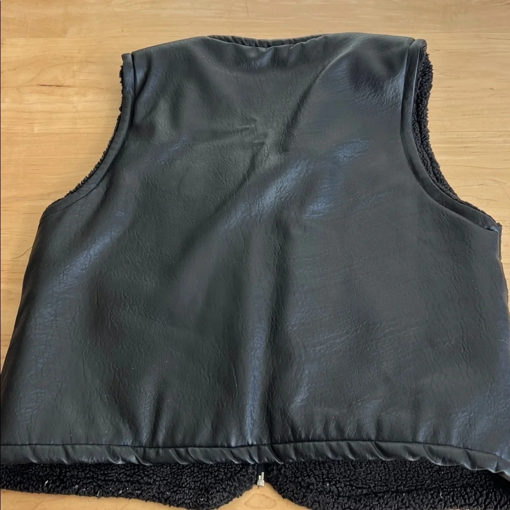 mr sunwoo black multiple vest